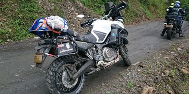 Motocicletas en camino de tierra.