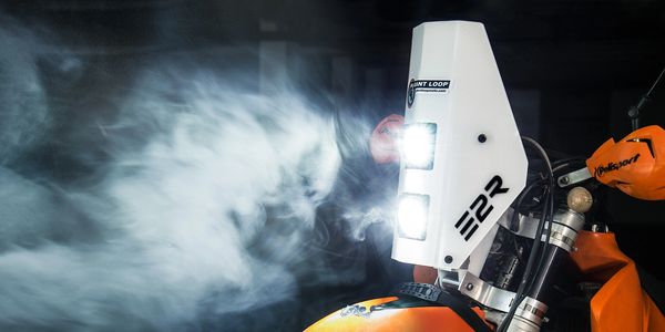 Moto con luces delanteras y humo.