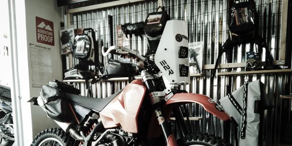 Motocicleta de aventura con accesorios en tienda.