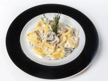 Tortellini Portofino in Alfredo sauce on the Avanti plate