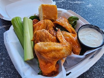 Chicken wings with celery and ranch