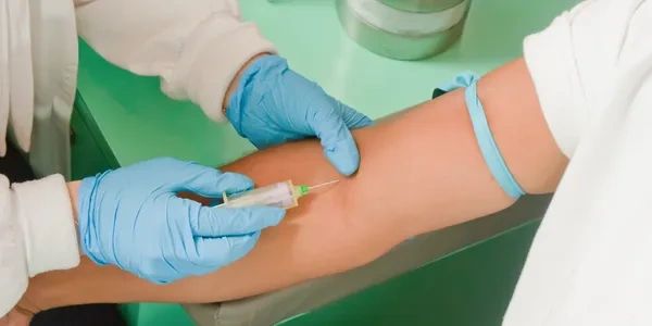 un homme qui se fait vacciner