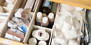 un tiroir plein de médicaments