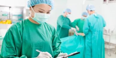 un médecin prêt pour la chirurgie
