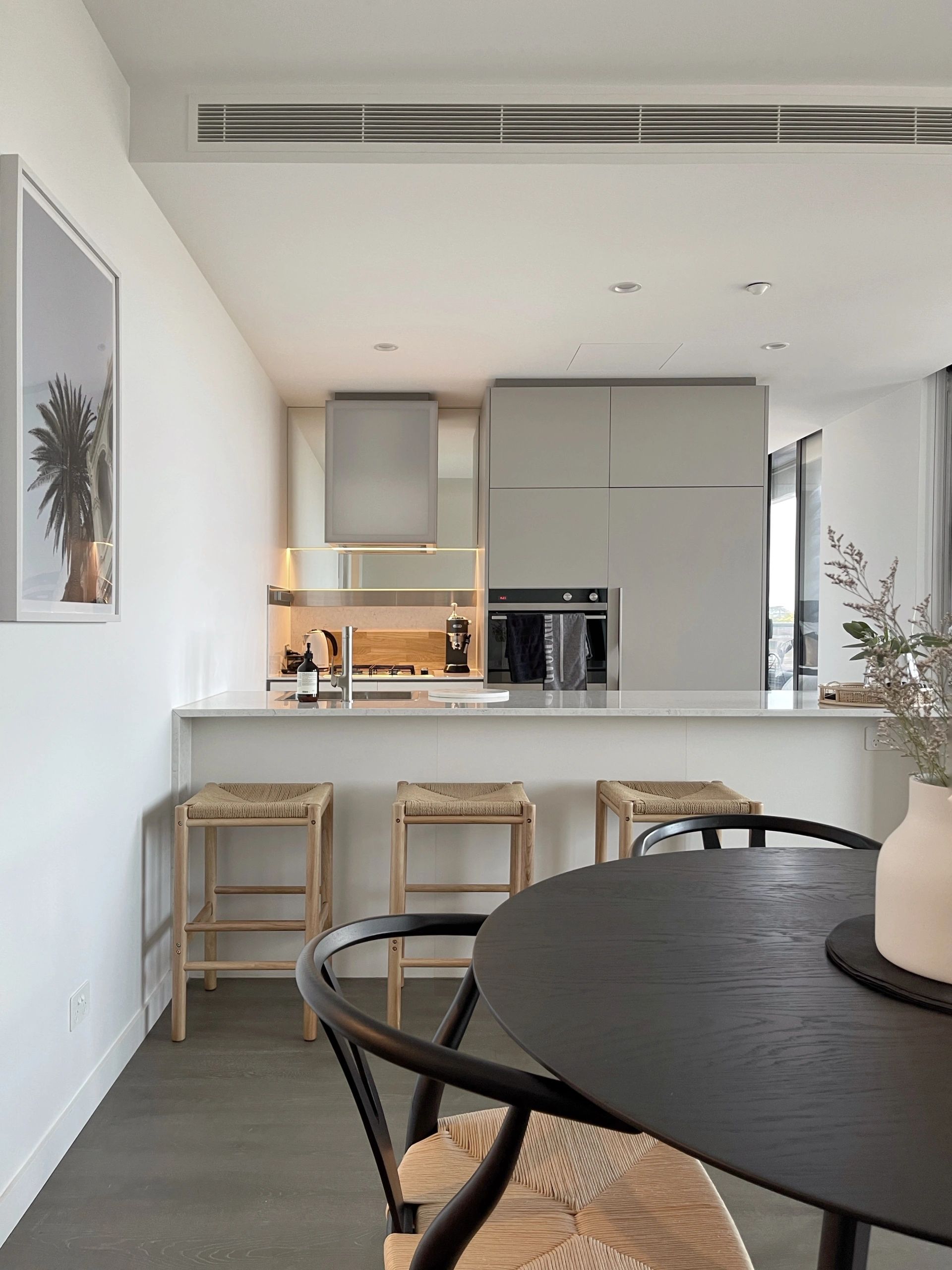 Black Dining Table
Dining room style
Apartment styling 
Modern apartment
Monochrome apartment