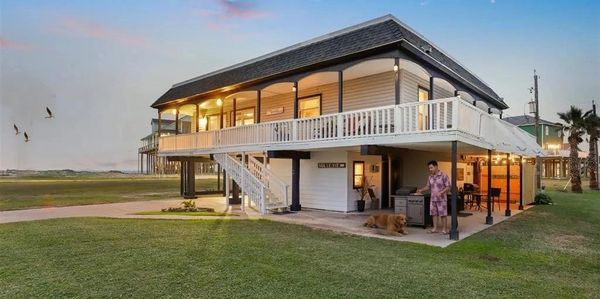 Image of the front of Sea La Vie beach house.