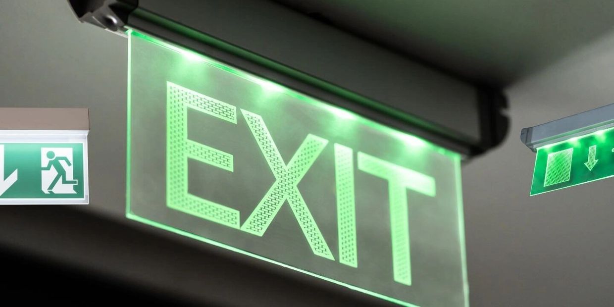 acil yönlendirme - yön levhaları 