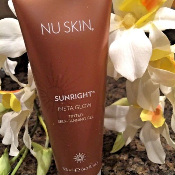 NU SKIN Sunright tinted self-tanning gel with flowers.
