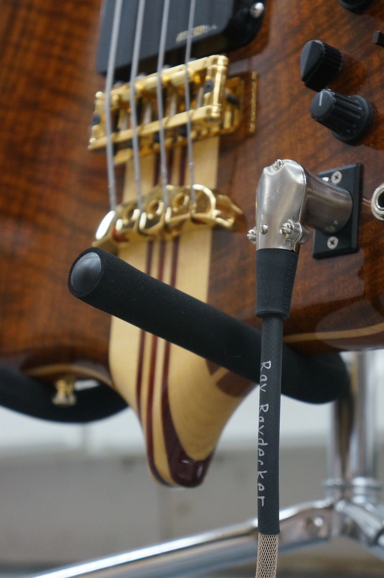 Right angle female plug with Alembic Series 1 bass in walnut 1997