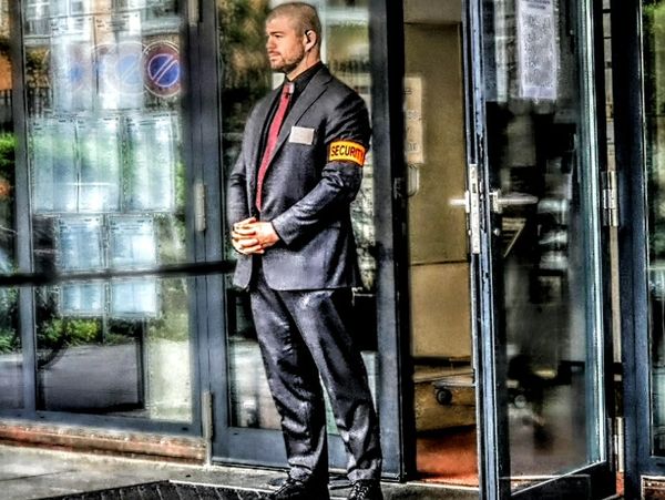 Professioneller Objektschutz und reibungslose Eintrittskontrolle - Helvetia Strategies Group GmbH