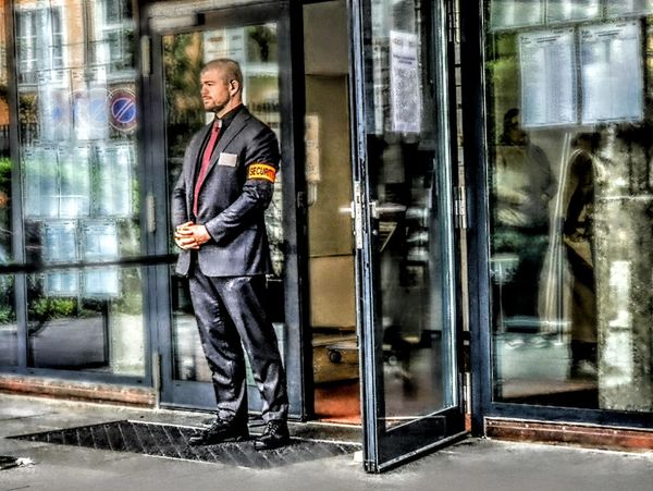 Botschaftsschutz, Konsulatsschutz, Objektschutz und Bewachung von diplomatischen Einrichtungen.