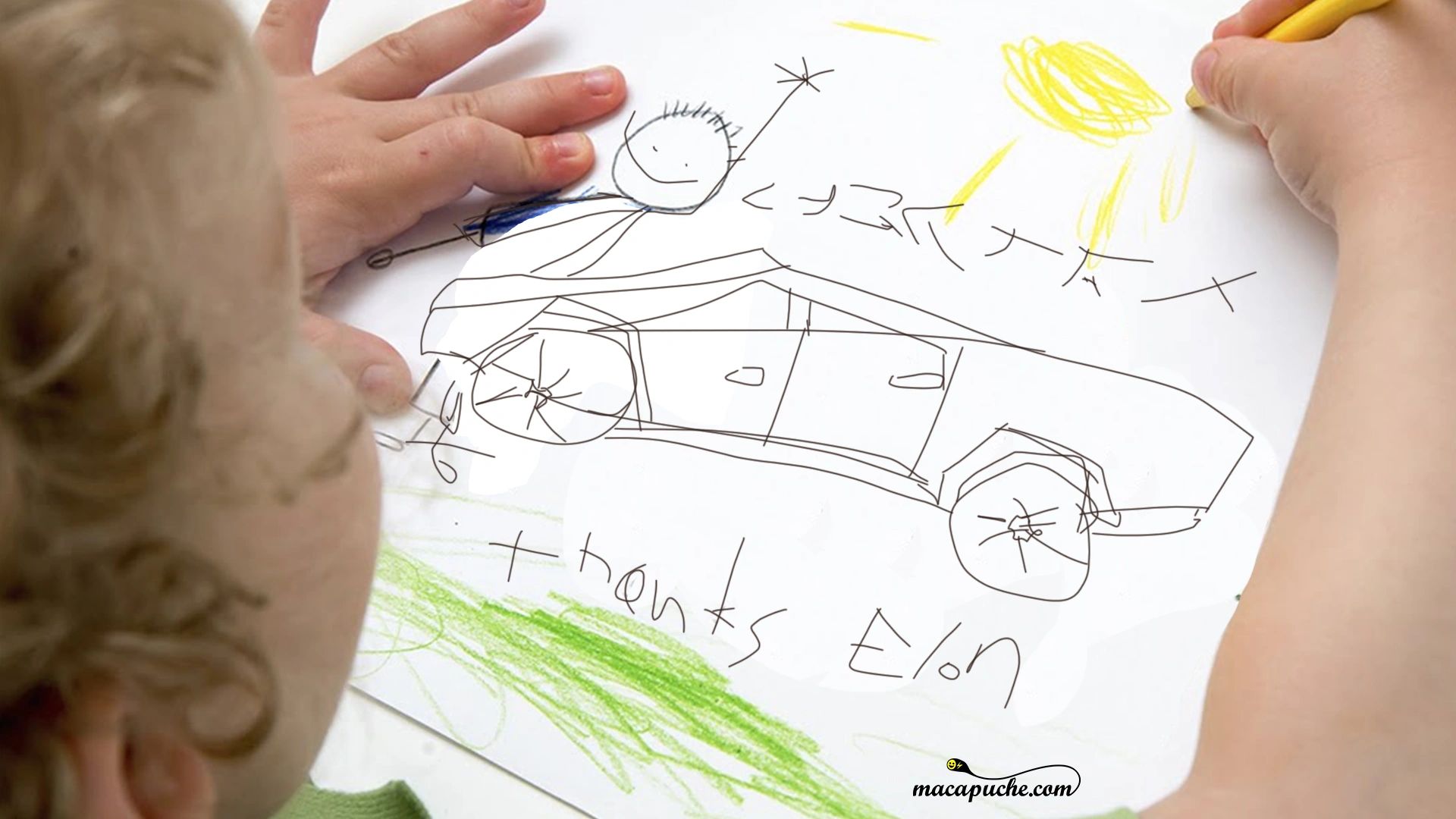 Un enfant dessine une voiture avec un soleil.