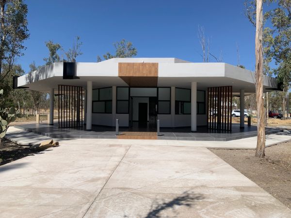 Edificio octagonal moderno al aire libre.