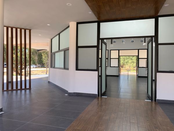 Espacio interior moderno con puertas abiertas y vista exterior.