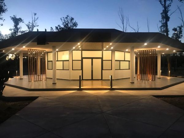Edificio moderno iluminado al anochecer.