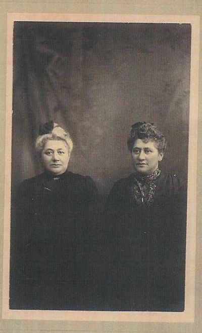Lizzie Gold Greenwald (left) and her sister Fannie Gold McFarland