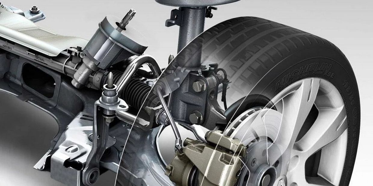 Para activar el sistema de frenos, se requiere de una palanca, una fuerza hidráulica y fricción.