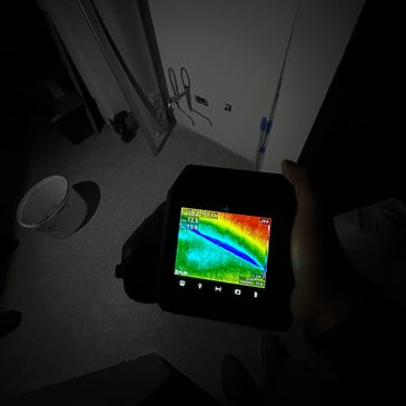 Termovizijsko snimanje kupatila radi detekcije curenja vode termovizijskom kamerom.