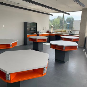 Mesa escolar hexagonal y papeleras, cubierta en plástico laminado con gabinete base 