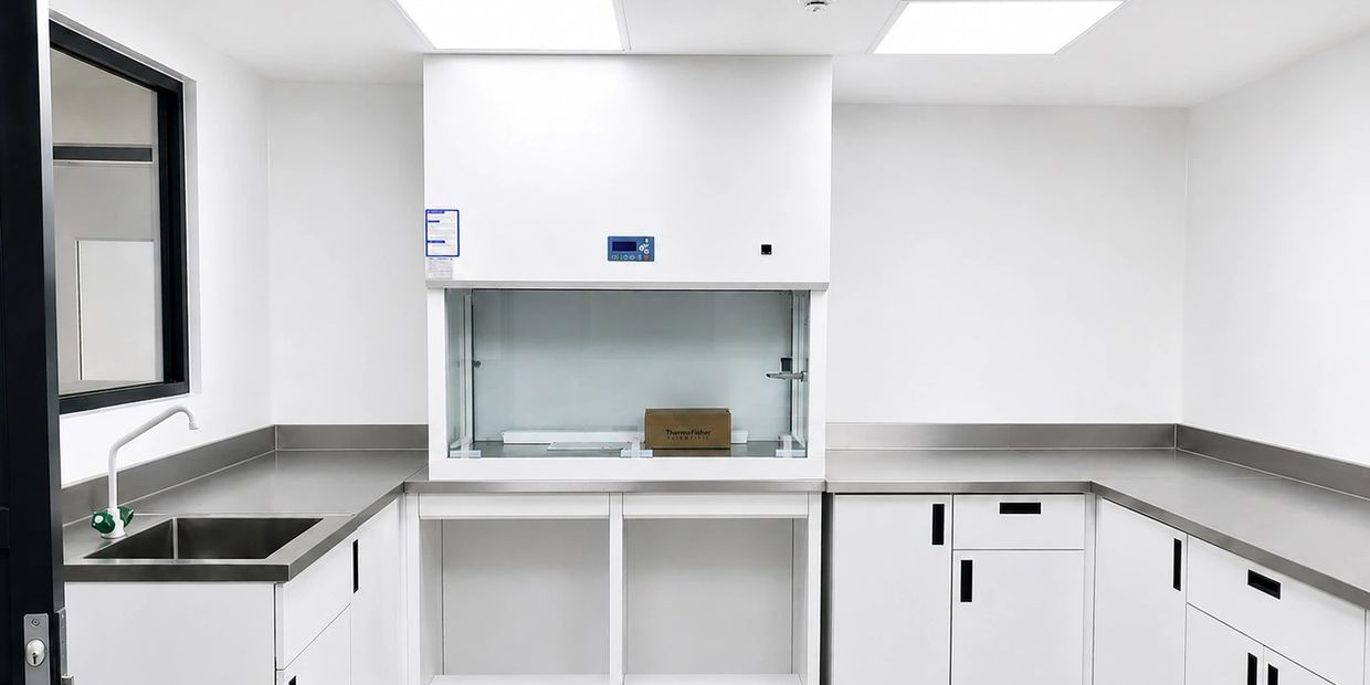 Laboratorio moderno y limpio con campana de extracción.