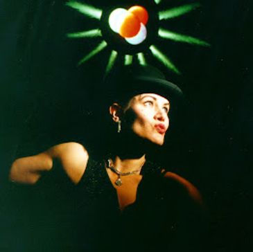 Lynda produces and performs original science Cosmic Cabarets as The Physics Chanteuse.
