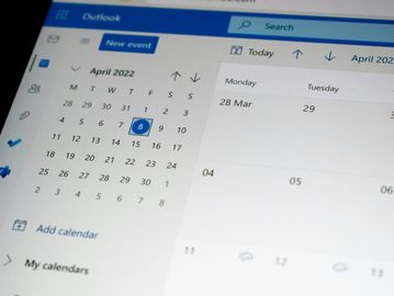 Screenshot of a digital calendar in Outlook showing April 2022.