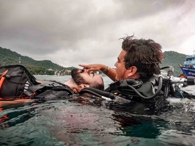 PADI Rescue course: Rescue diver demonstrates rescue breathing techniques a volunteer.