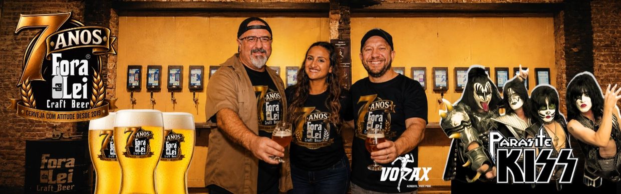 Pessoas celebrando 7 anos da cerveja Fora da Lei com banda Kiss.