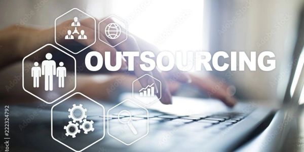 Concepto de outsourcing con teclado y manos.
