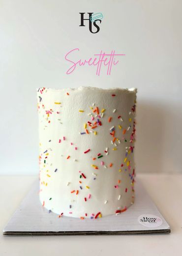 Pastel de vainilla con chispas de colores.