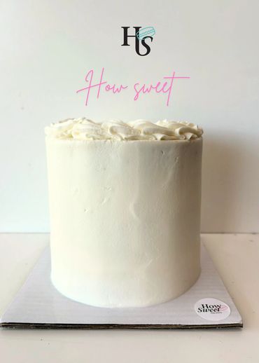 Pastel de crema blanca con decoración sencilla.