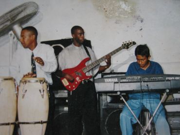 Makinologo como Musico En El Ministerio Iglesia Ejercito De Dios