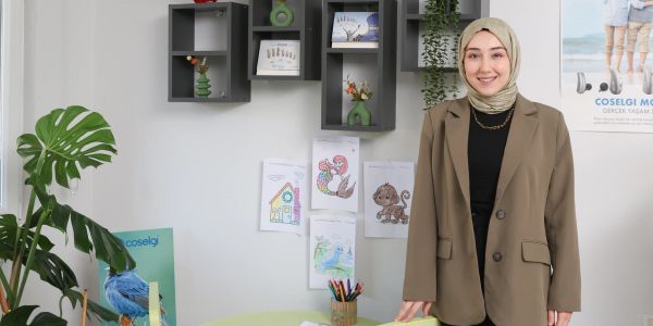 Tesettürlü genç kadın ofiste poz veriyor.