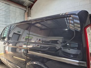 Ford Transit Custom bonded side window, close-up