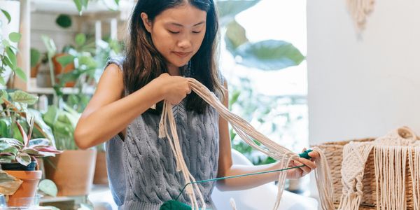 Artesana o artista y emprendedora trabajando en pequeño negocio