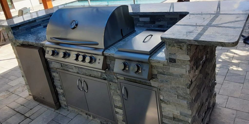 Outdoor kitchen with split bar in tampa