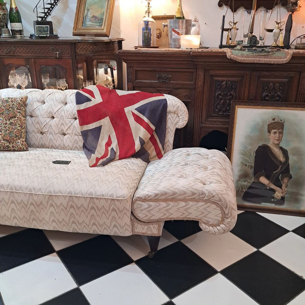 Victorian button back sofa/day bed 2/2