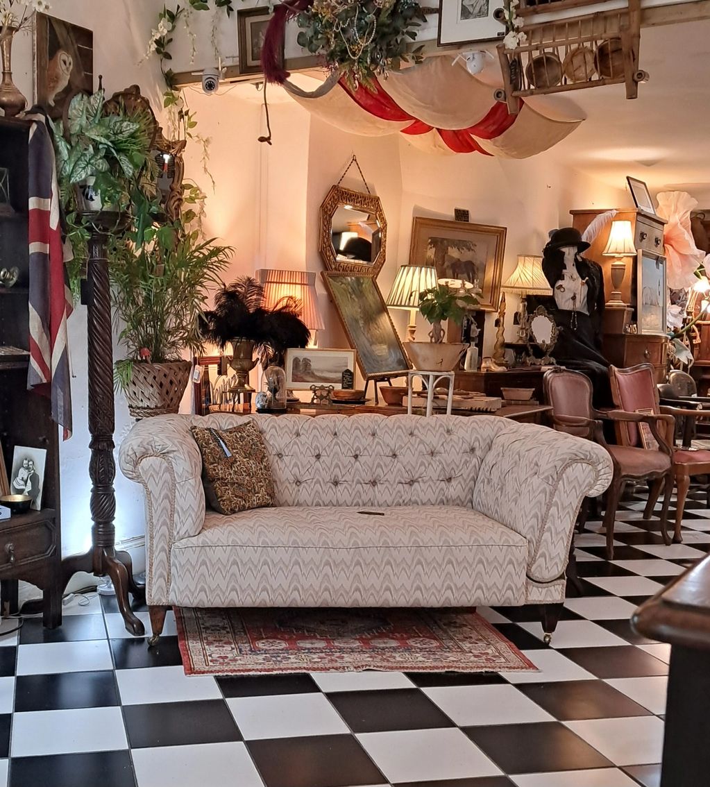 Exquisite victorian button back,chesterfield style sofa/day bed.