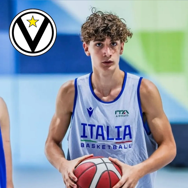 Jugador joven de baloncesto italiano preparado para lanzar.