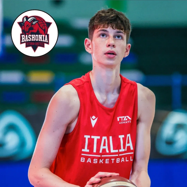 Jugador de baloncesto italiano con camiseta roja listo para lanzar.