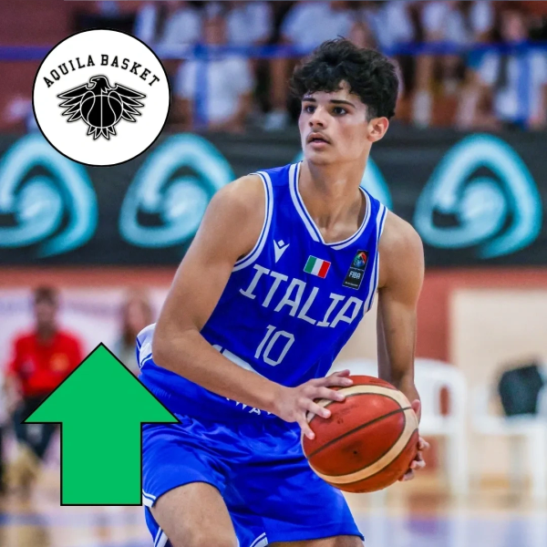 Jugador de baloncesto italiano con balón en las manos.