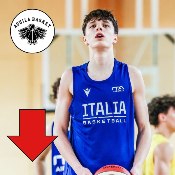 Jugador de baloncesto italiano en acción con camiseta azul.