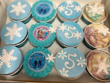 Frozen themed cupcakes 