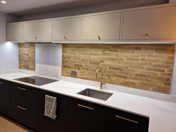 ochre brick effect kitchen splashback