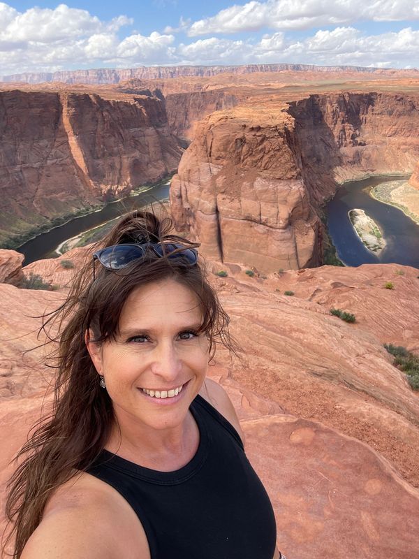 Woman taking a selfie at Horseshoe Bend.