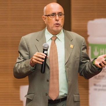 JRN durante una conferencia en Ecuador