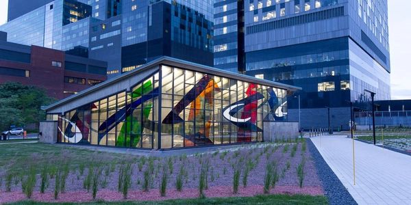 Restauration de la verrière de Marcelle Ferron au Palais de Justice de Granby.