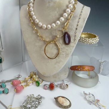 we buy jewelry in Naples, Florida. antique jewelry, silver, gold, costume, signed, jewelry buyers. 