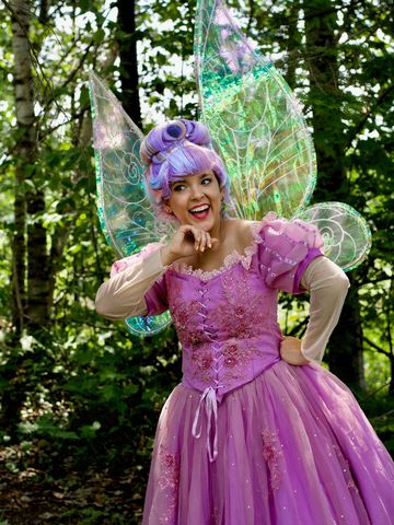 Fée enchantée aux ailes étincelantes et robe rose scintillante, rayonnante au cœur de la forêt.