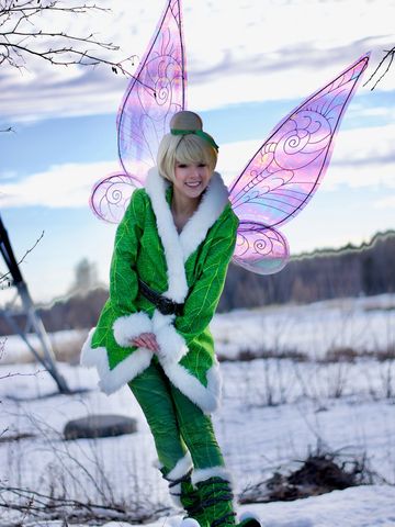 Une fée hivernale étincelante au sourire chaleureux, prête à enchanter la forêt enneigée.